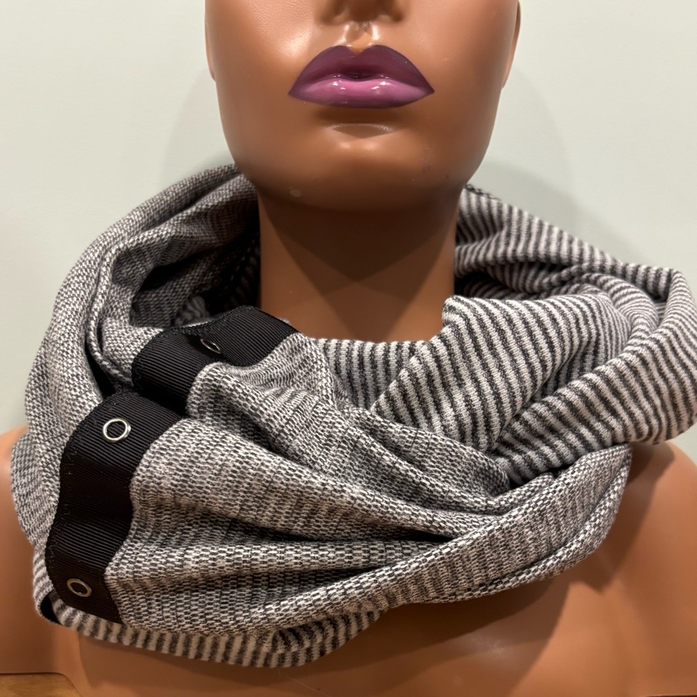 Lululemon Vinyasa scarf - Grey Stripe (Reversible)